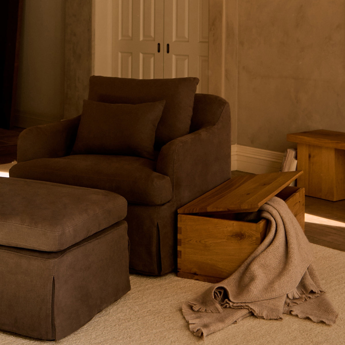 Eik Chest-House of Leon