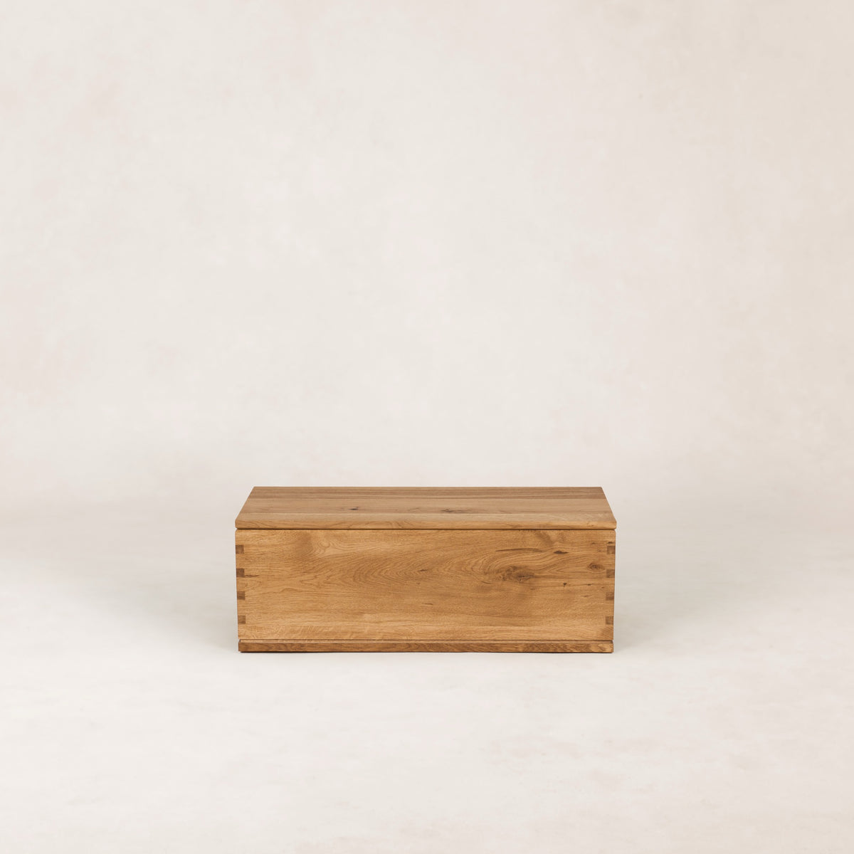 Eik Chest-House of Leon