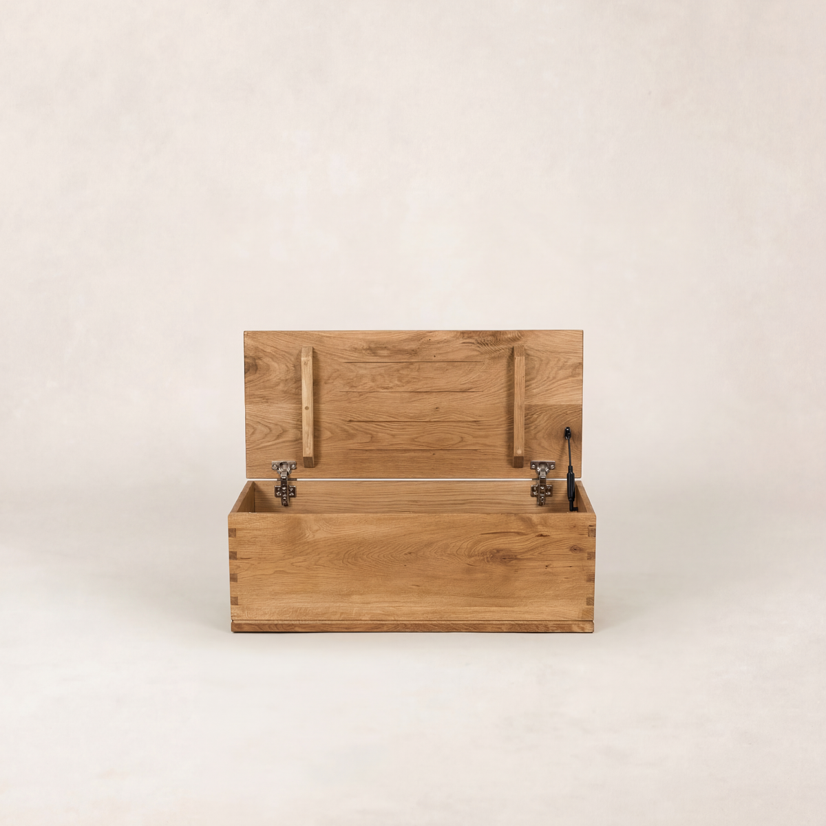 Eik Chest-House of Leon